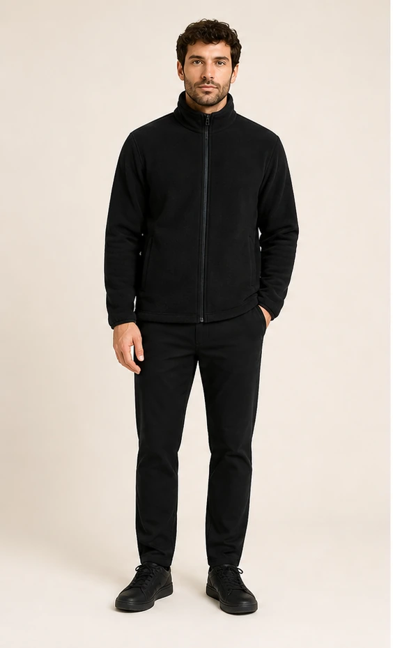 Fleece vest bedrukken met logo in zwart, vooraanzicht op model